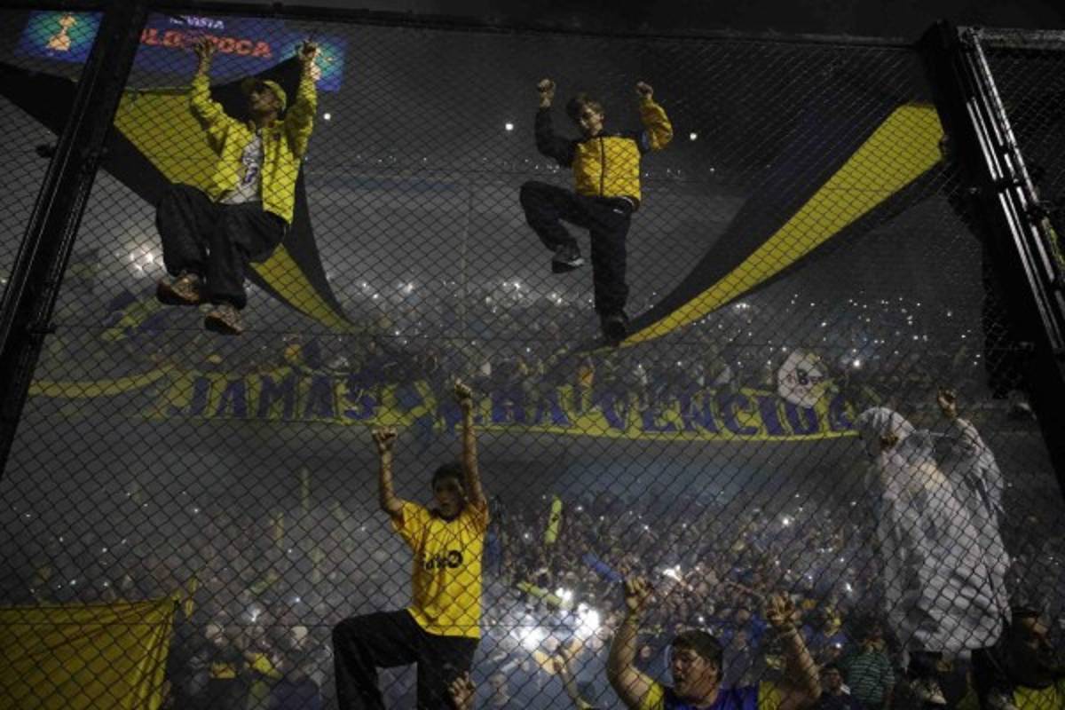 Aficionados de Boca Juniors lanzan gas pimienta a jugadores de River Plate