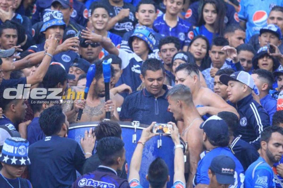 FOTOS: Así vivió Amado Guevara el título de Motagua junto a la barra Revolucionarios