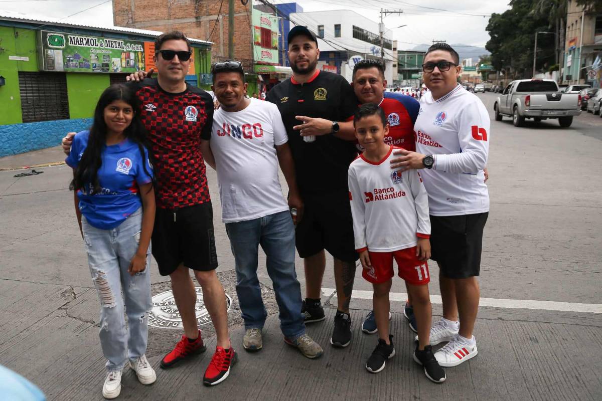 Tremendo diluvio en el Nacional, enfado de los aficionados de Marathón, jugador en muletas, bellas chicas y DT en aprietos