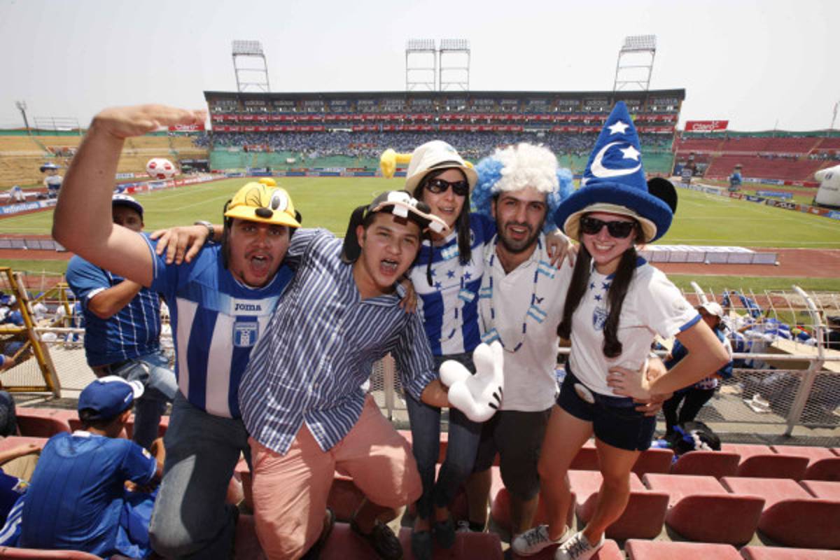 Calor, ambiente y belleza dentro del estadio Olímpico