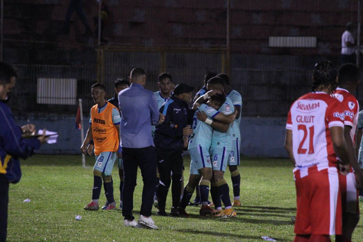 Debut amargo: Así fue el estreno del volante mexicano Carlos Gullit Peña con los colores del Vida