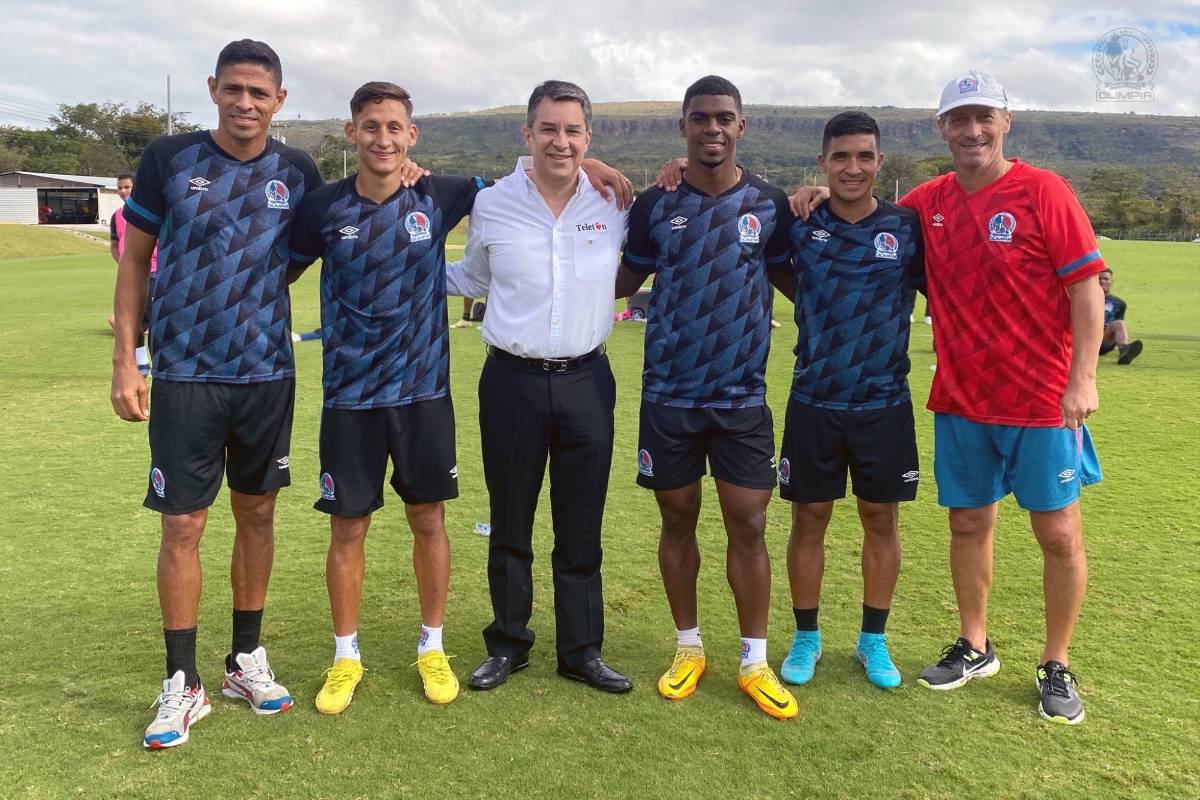 Presidente de Olimpia y Pedro Troglio entregan premio a futbolistas previo al duelo de la gran final ante Motagua