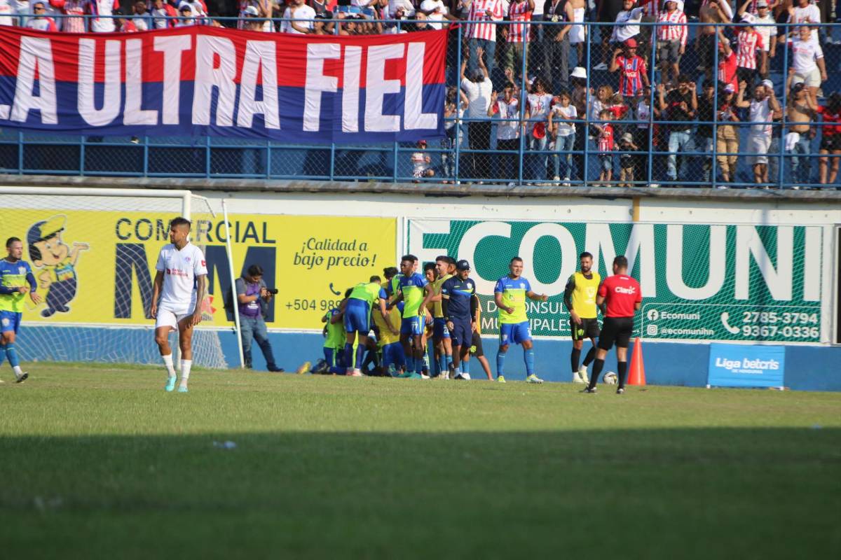 FOTOS: Colosal llenazo en la caída del invicto de Olimpia, el eufórico festejo de Potros y presidente sorprende