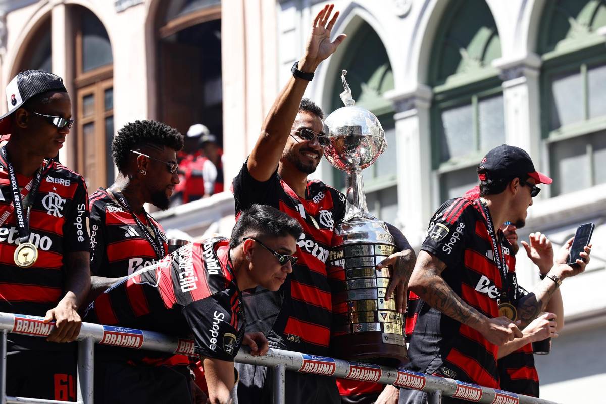 ¡Insólito! jugadores de Flamengo quiebran la Copa Libertadores en los festejos y el método que utilizaron para repararlo