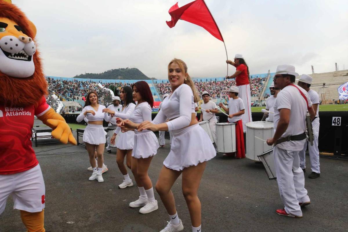 Derroche de belleza en la final: aficionadas, edecanes y presentadores disfrutan del Olimpia vs Motagua