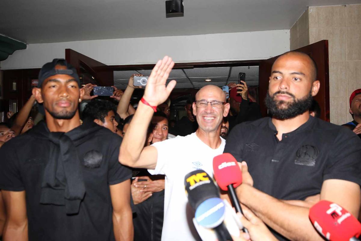 ¡Una locura de banderazo! Afición del Olimpia se desborda junto al plantel pensando en la corona 39