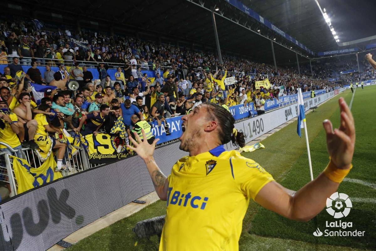 Pone en alto la bandera de Honduras y le dan tremendo beso: Así celebró el Choco Lozano la salvación del Cádiz en la Liga Española