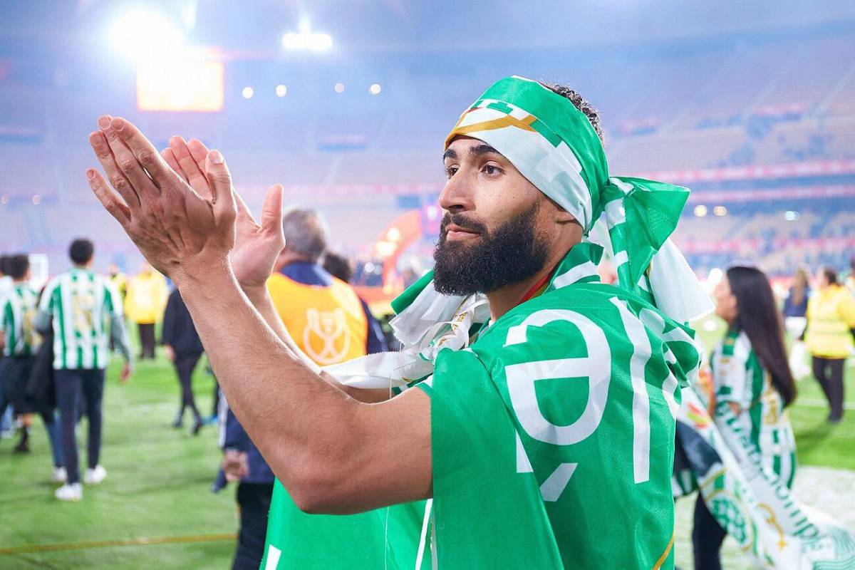 Jugadores fumando puro, tremendo gesto de Diego Lainez y la chica que se robó el show: Así festejó el Real Betis ganar la Copa del Rey