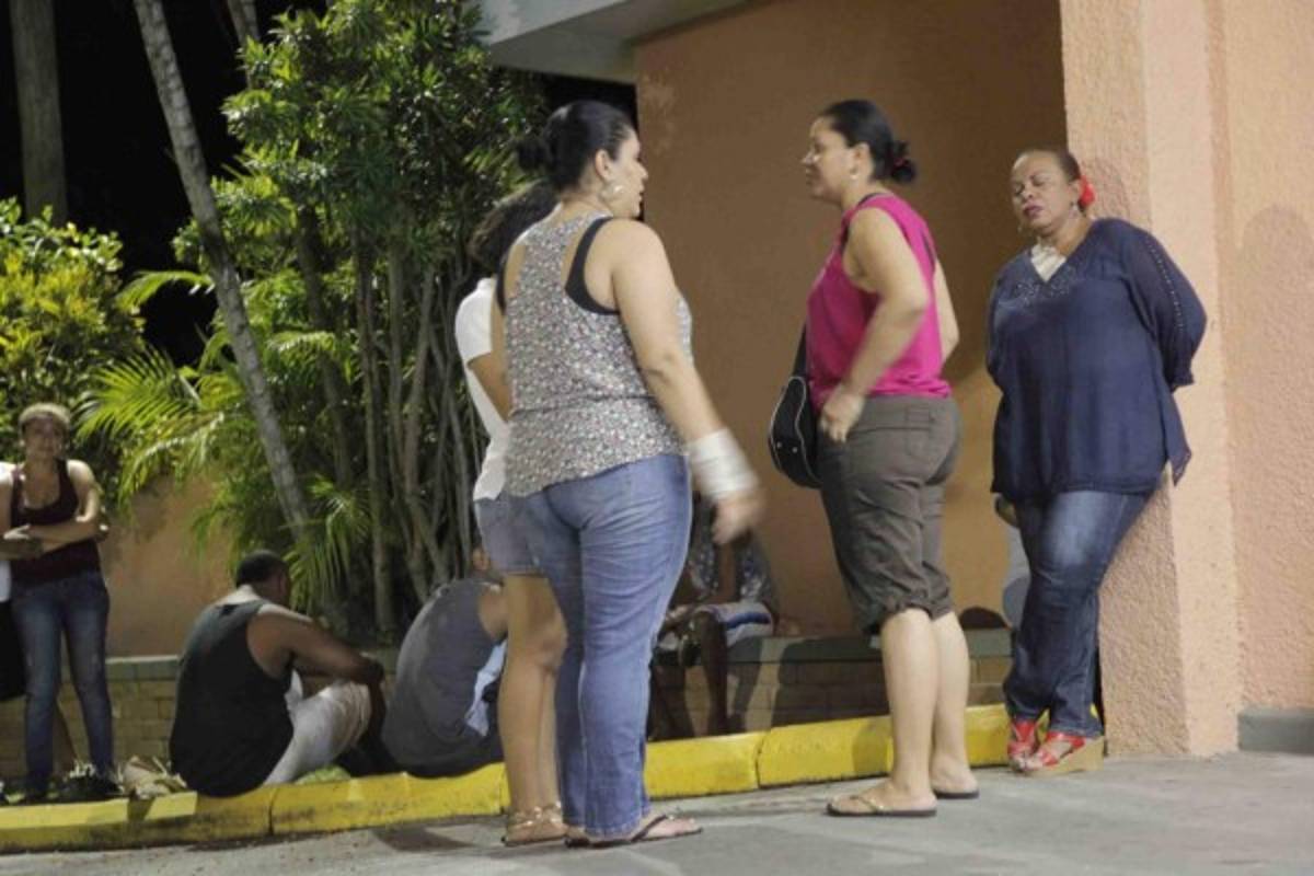 Familiares y amigos llegan a Hospital donde murió Enrique Reneau