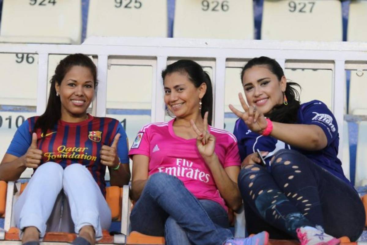 Las hermosas chicas que adornaron el clásico entre Motagua y Olimpia