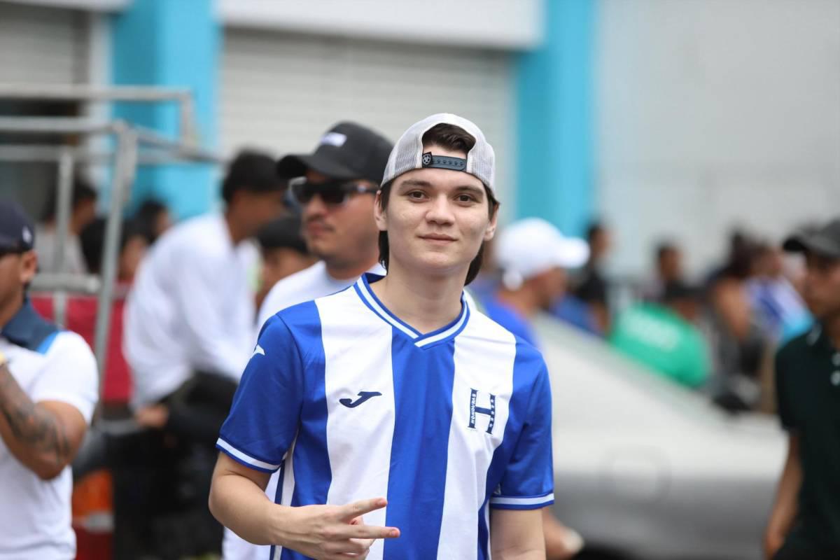 Honduras vs El Salvador: ¡Locura por los tiktokers! Cuscatlecos invaden SPS y euforia de los catrachos en el Morazán