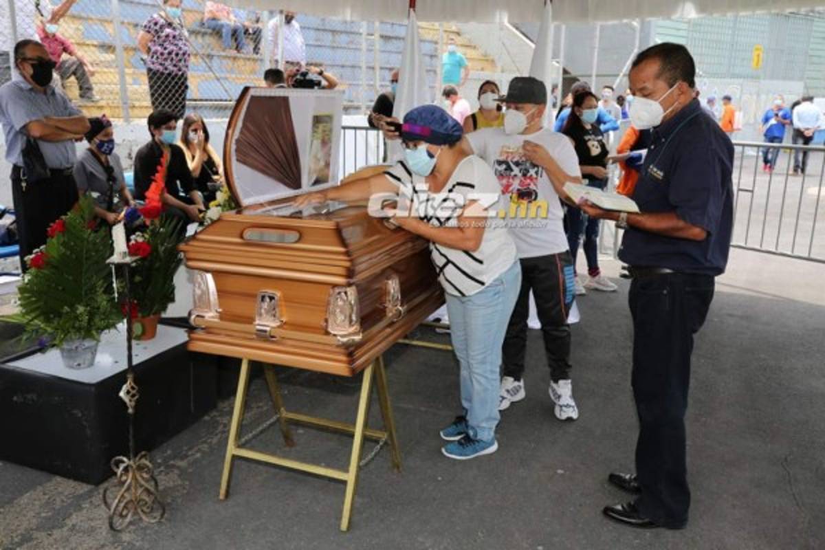 Llanto y consternación en el último adiós de Chelato Uclés en el estadio Nacional de Tegucigalpa