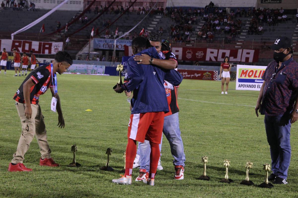¿A quién ‘espiaba’ Héctor Vargas? Derroche de bellezas, pasillo a Motagua, el abrazo de Obando con su hijo y tremendo ambiente en Olancho