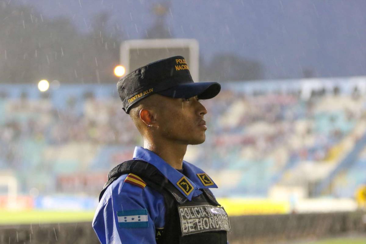 No se vio por TV: Interceptan a Troglio llegando al estadio, el look del Chino López y, ¿qué hacían en los banquillos?