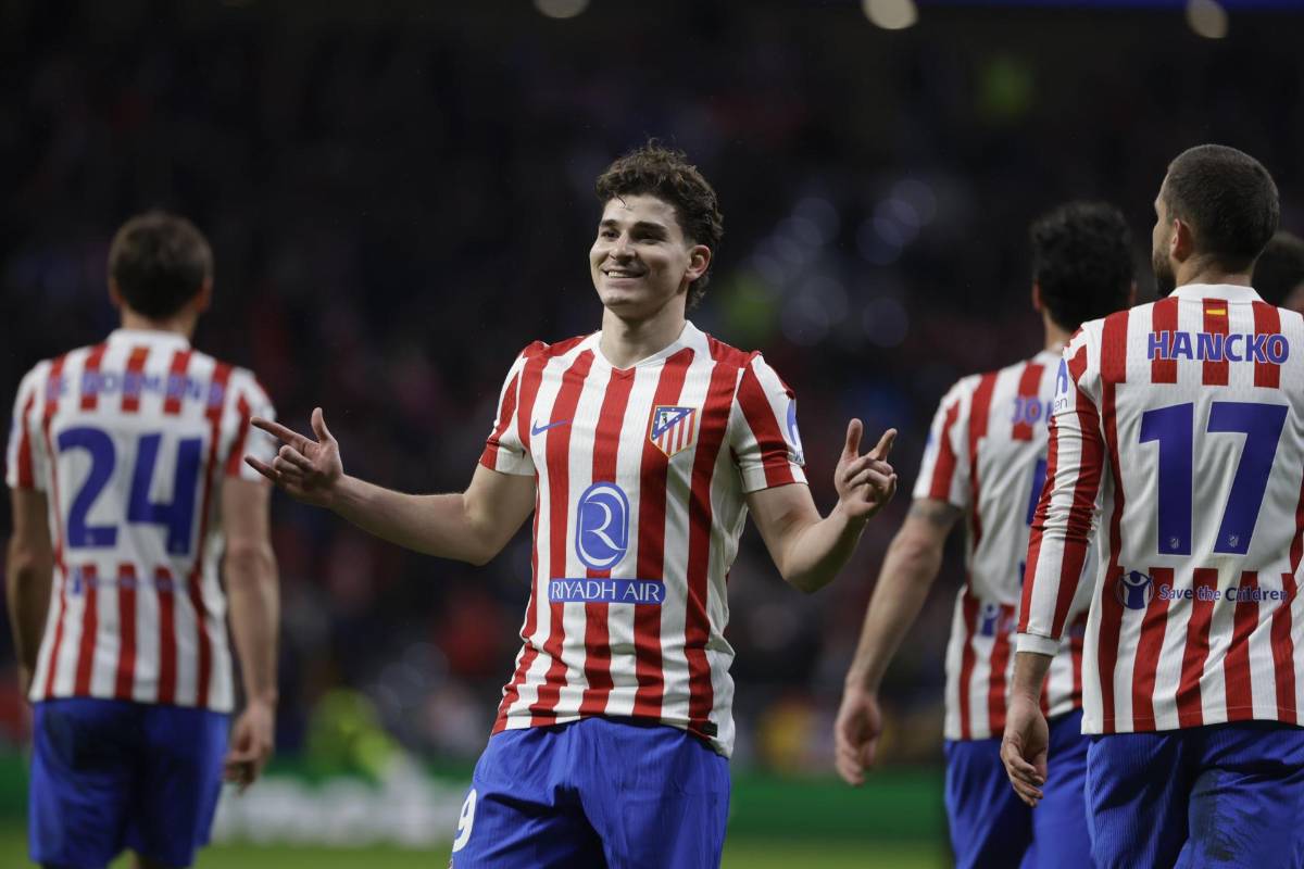 El penal milagroso del Barcelona y futbolista se rompe; lo sacaron del partido tras recibir tres goles en 15 minutos