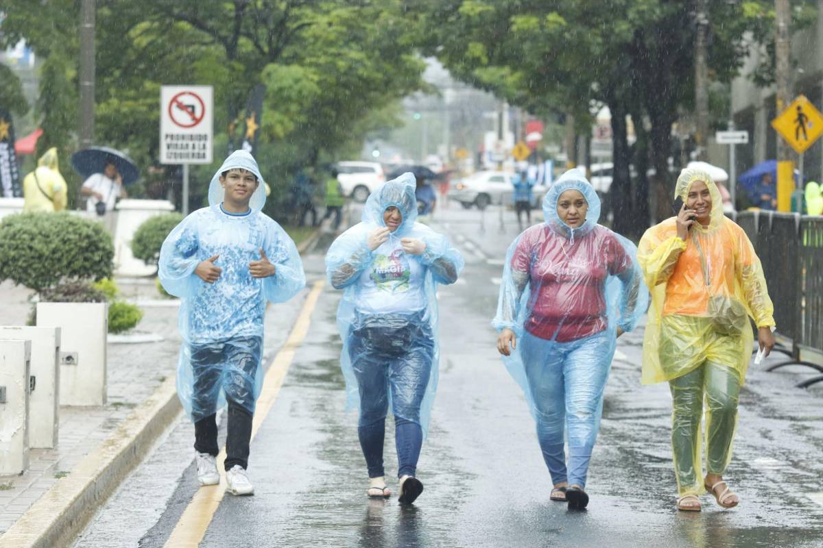 Honduras vs México: ni la lluvia los detiene, aficionados llegan al estadio Morazán, la seguridad es extrema y sigue venta de boletos del mercado negro