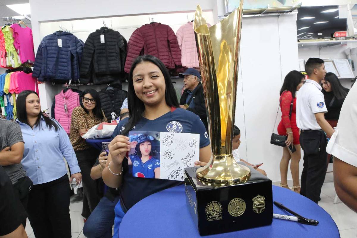 Jugadores de Motagua compartieron con sus aficionados: autógrafos, fotos y llevaron la copa 19
