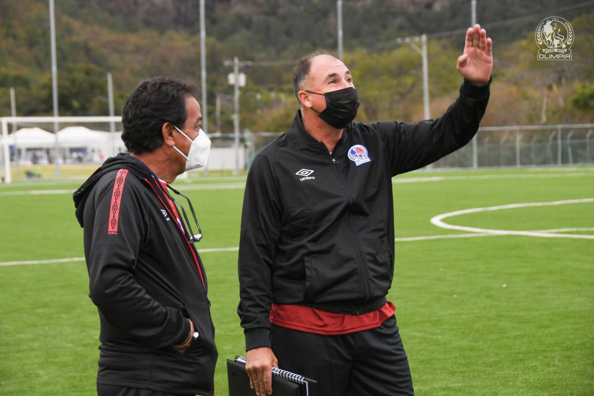 ¡Charla, risas y un conocido! Así fue el primer entrenamiento del argentino Pablo Lavallén en el Olimpia