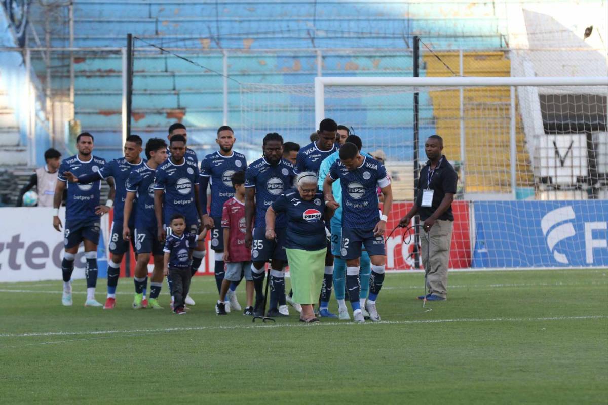 ¿Quién es la edecán que robó miradas? Familia Izaguirre sobresale y europeos no le quitan la mirada a los jugadores