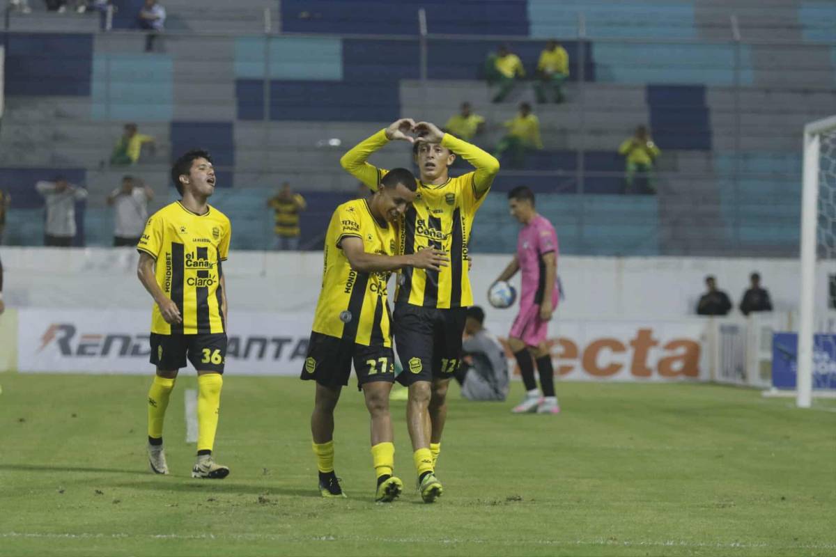 El amor invade a Nixon Cruz, vuelve tras meses lesionado y aficionada de Choloma se lleva las miradas en el juego que triunfó Real España