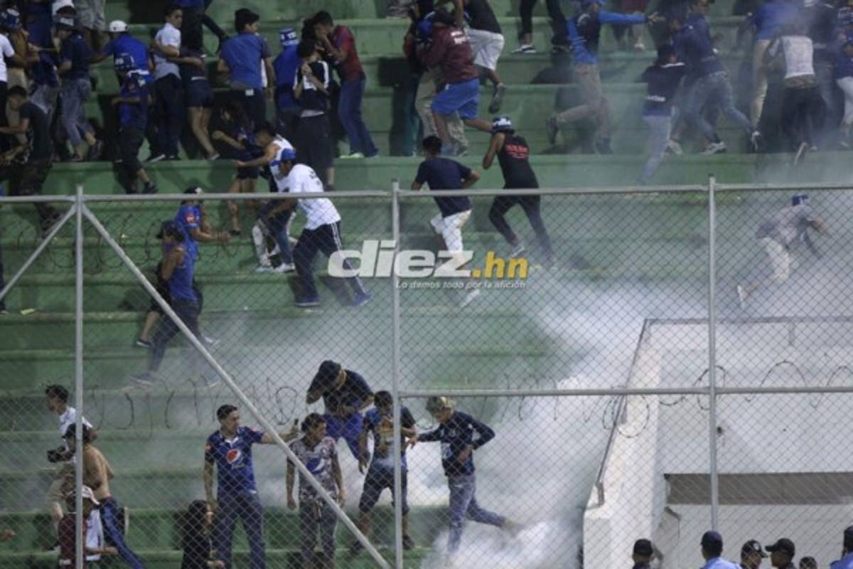 ¡Penoso! Bronca en la cancha de Comayagua y caos en las gradas por gas lacrimógeno