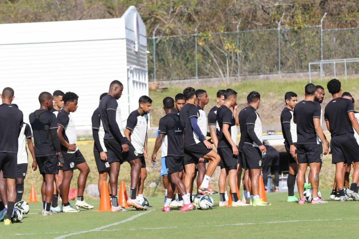Futbolistas del Olimpia reciben los trofeos de Premios DIEZ, nuevo look ¿Posible sorpresa en el 11 titular?