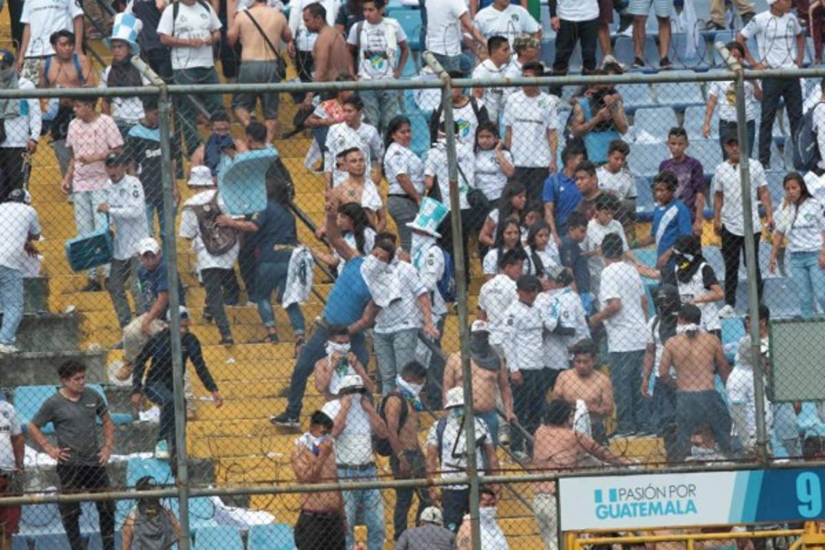 ¡Penoso! Aficionados del Comunicaciones hacen zafarrancho tras caer ante Municipal