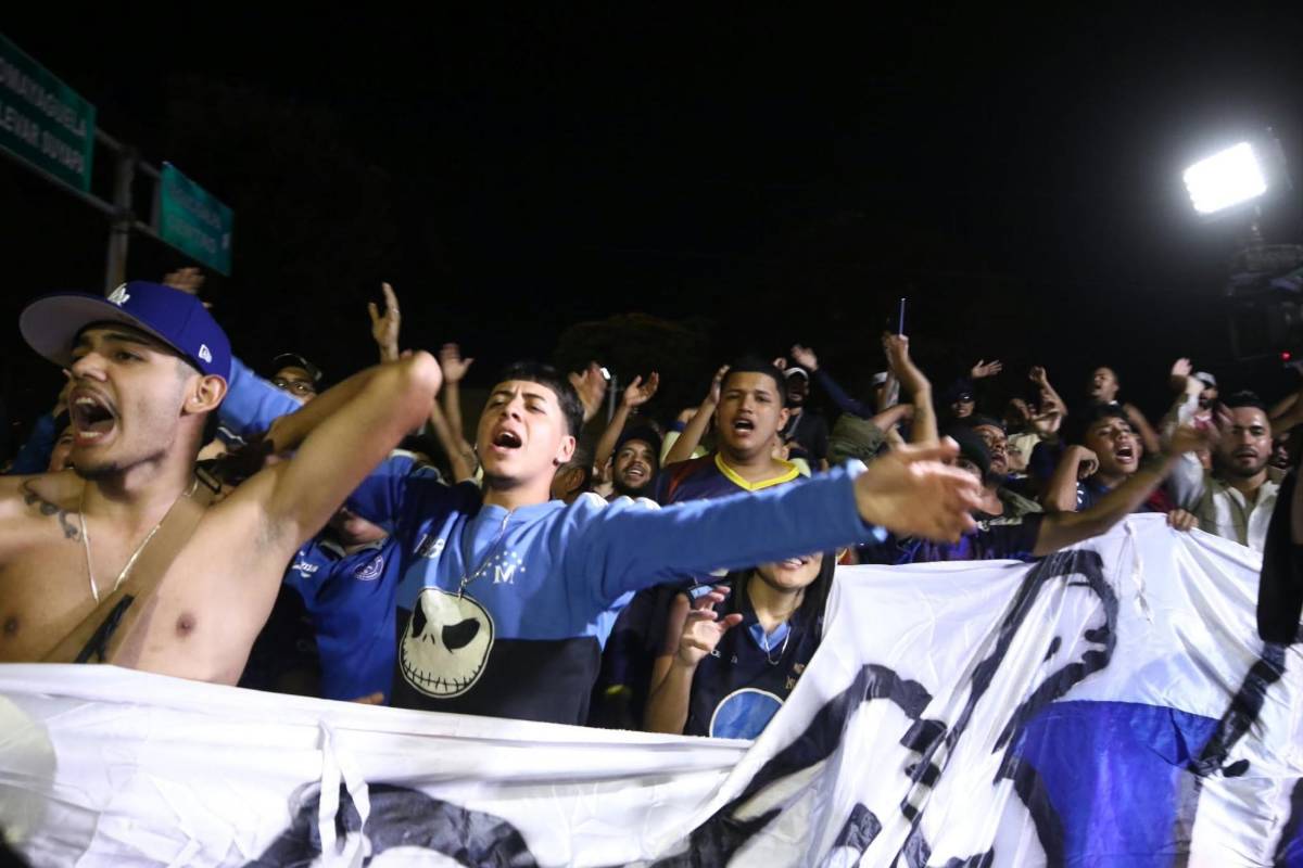 ¡Locura! Afición de Motagua arropa al club con banderazo; niño sorprende a Javier López