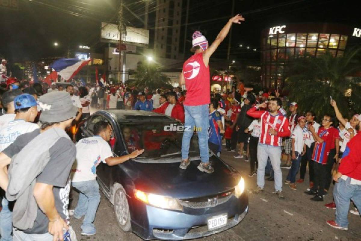 Afición de Olimpia armó un carnaval en las calles de Tegucigalpa festejando la 31