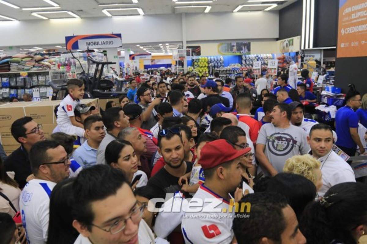 ¡Locura por la 31! Así fue la firma de autógrafos de Olimpia junto a sus aficionados