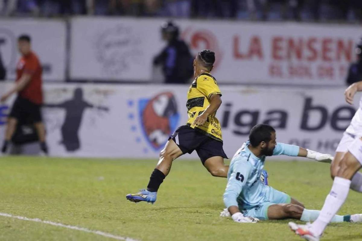 NO SE VIO EN TV: Feo gesto de Moya a Troglio, la modelo que reapareció y lo insólito que pasó en el Real España - Olimpia