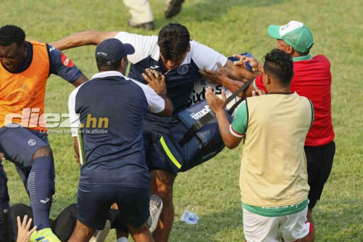 EN FOTOS: La lluvia de golpes y patadas entre técnicos de Marathón y Motagua