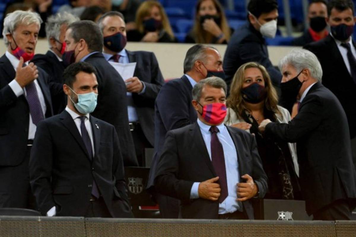 Pancarta para Koeman en el Camp Nou, el drama por el empate y lo que pasó con Piqué