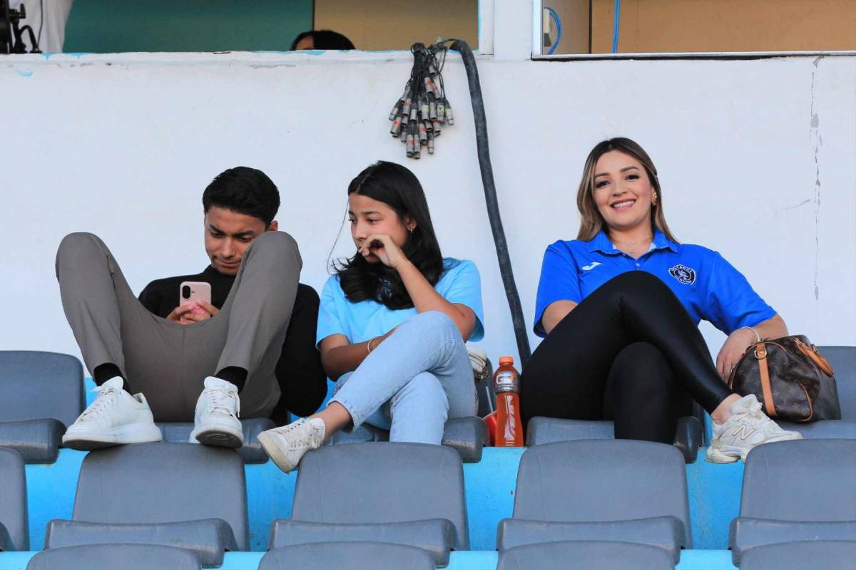 ¿Quién es la edecán que robó miradas? Familia Izaguirre sobresale y europeos no le quitan la mirada a los jugadores