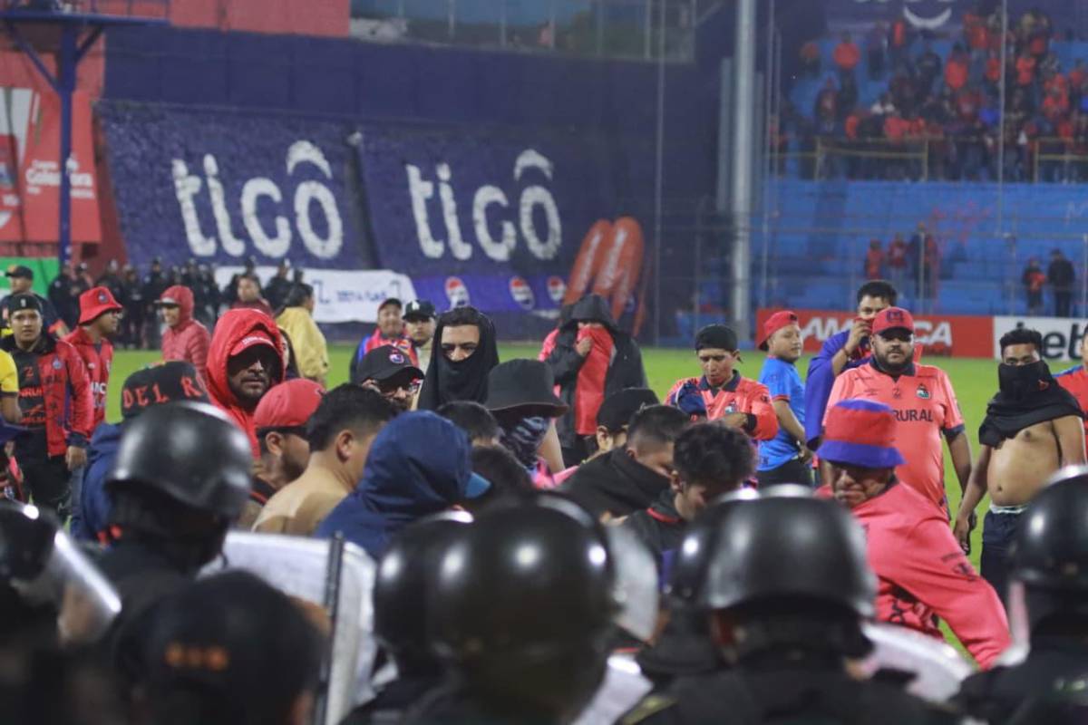 Con dos hondureños involucrados, así fue la tremenda pelea en la final que coronó a Antigua en Guatemala