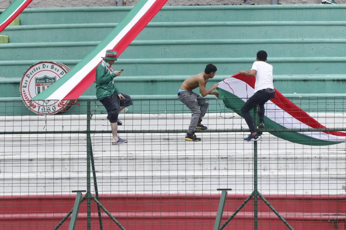 Bellas mujeres y el ambiente en el estadio Yankel Rosenthal por el duelo entre Marathón y Lobos UPNFM