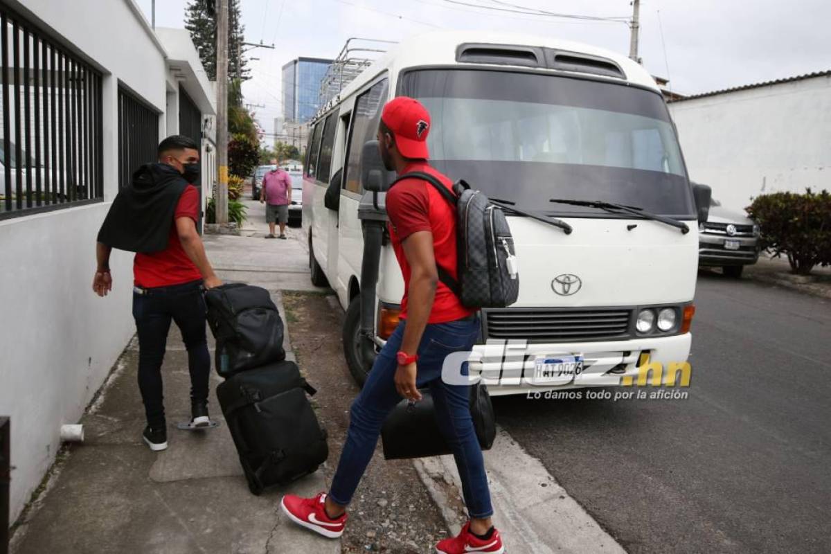 Salida de los futbolistas de Olimpia desde su sede en Tegucilpa rumbo al aeropuerto. Foto: Jonathan Rodríguez.