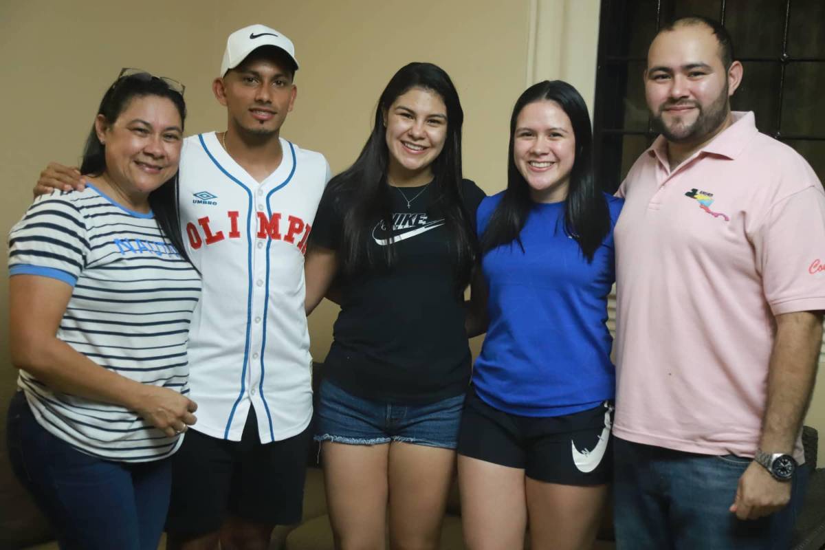 ¡De DIEZ! Entre piñatas y pastel celebró Edwin Rodríguez junto a la familia su cumpleaños anticipado y por el viaje a Grecia