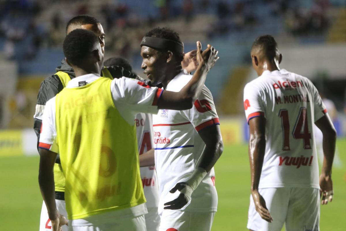 Alberth Elis le sonríe al fútbol, la nueva sorpresa que nadie sabía del Nacional y Olimpia presentó su título ante Lobos UPN