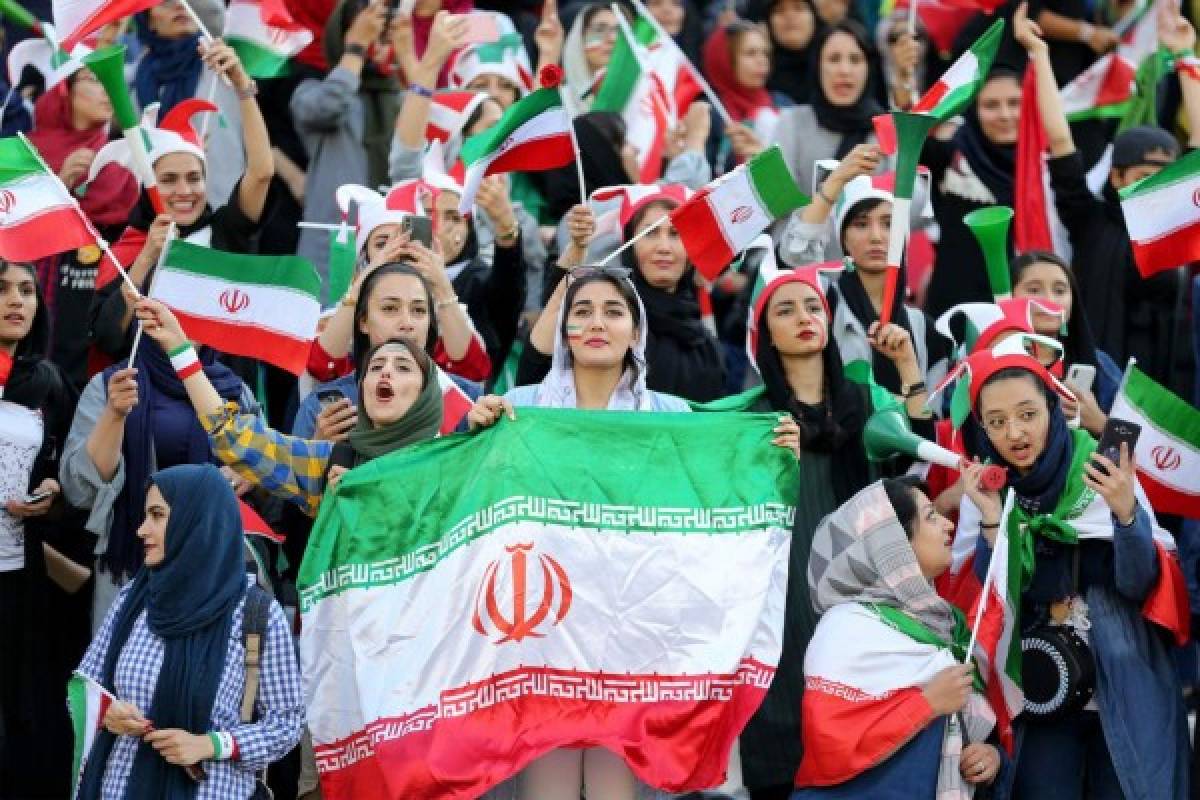 Euforia total: Por primera vez, mujeres asisten a un partido oficial de futbol en Irán