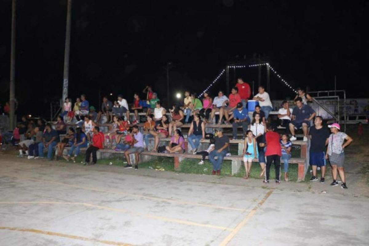 Llenazo en cancha para ver el debut de Rambo como jugador de baloncesto