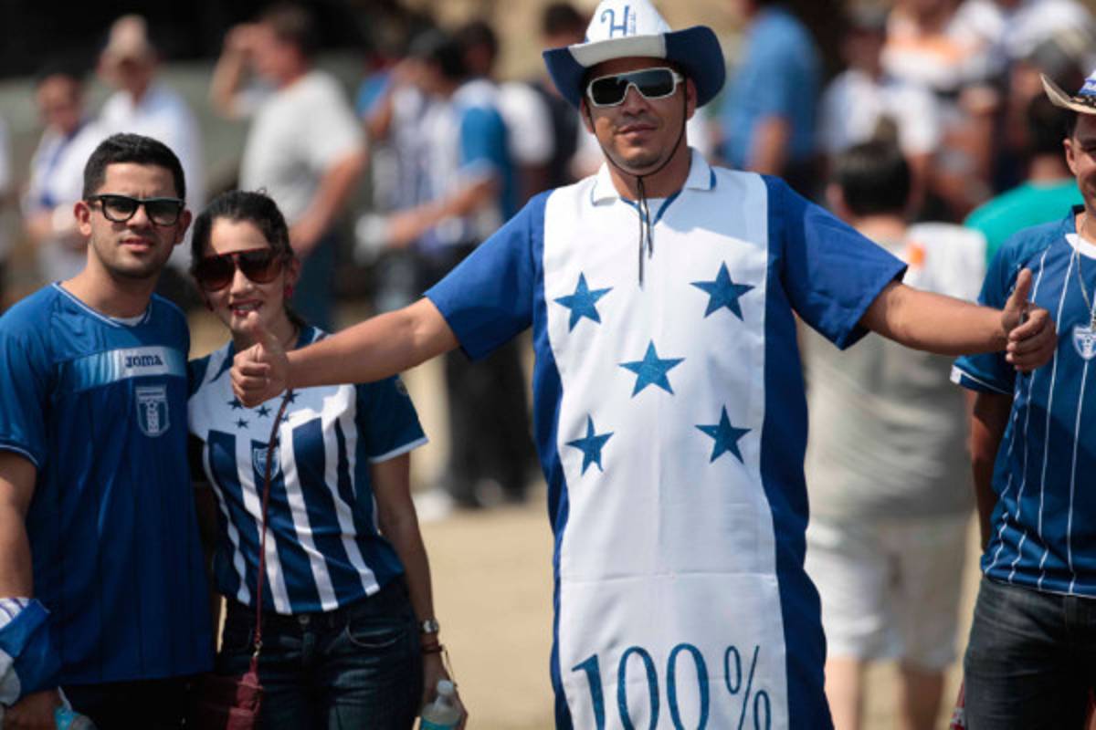 Ambiente Honduras-México en las afueras del Olímpico