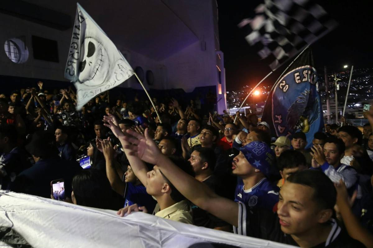 ¡Locura! Afición de Motagua arropa al club con banderazo; niño sorprende a Javier López
