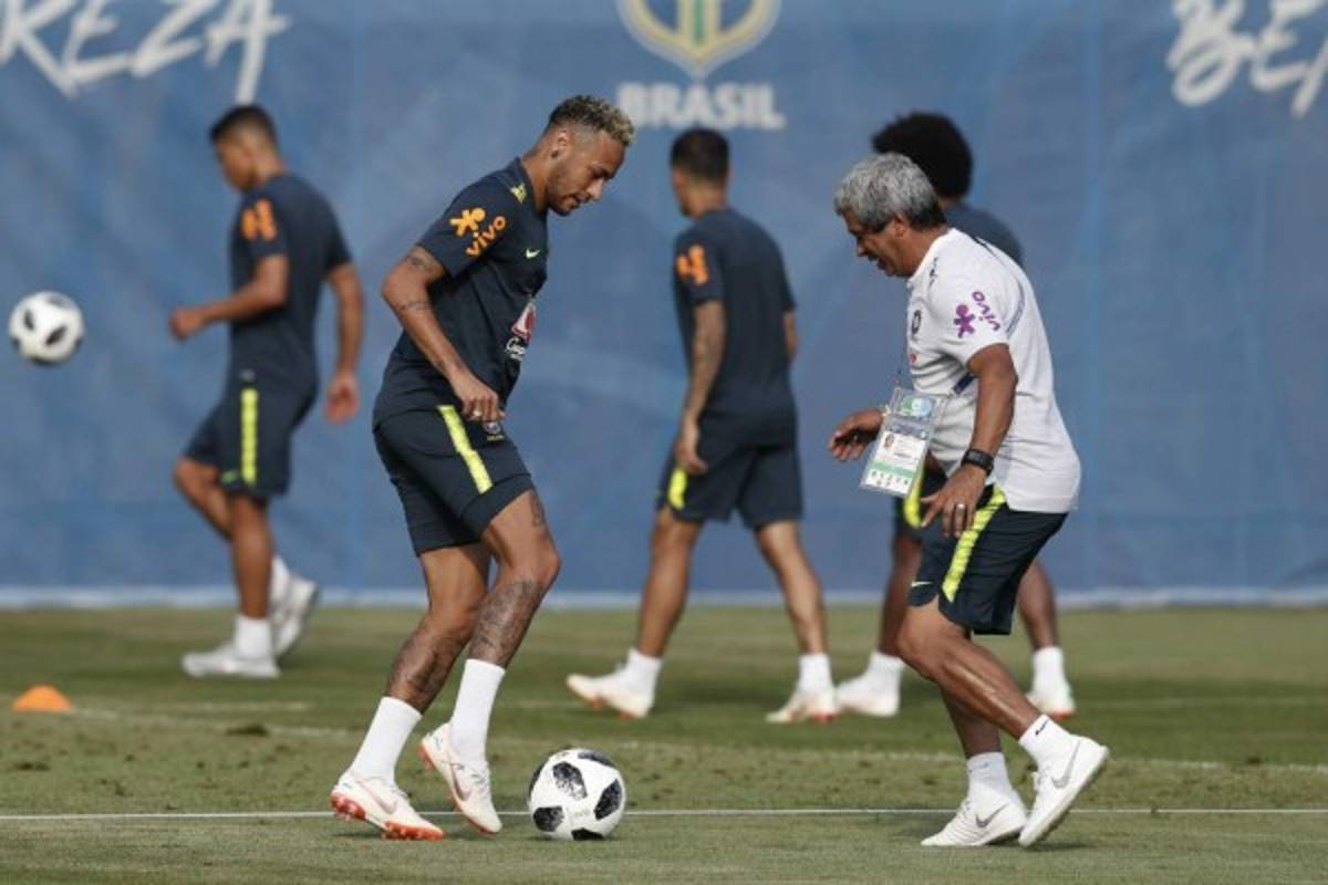 Risas, bromas y tierna visita a Neymar en el entreno de Brasil
