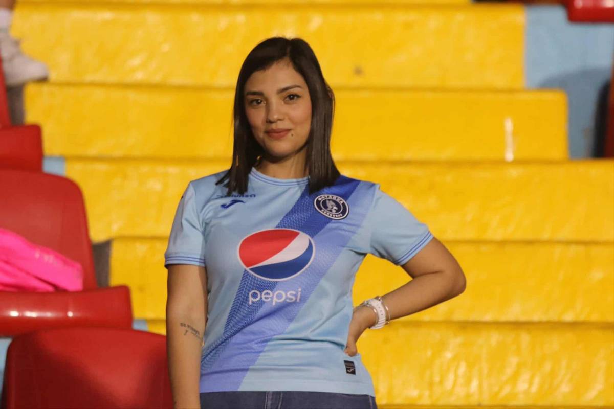 ¡Bellezas en el Nacional! Aficionada tica roba miradas y catrachas lucen espléndidas en el Motagua vs Alajuelense