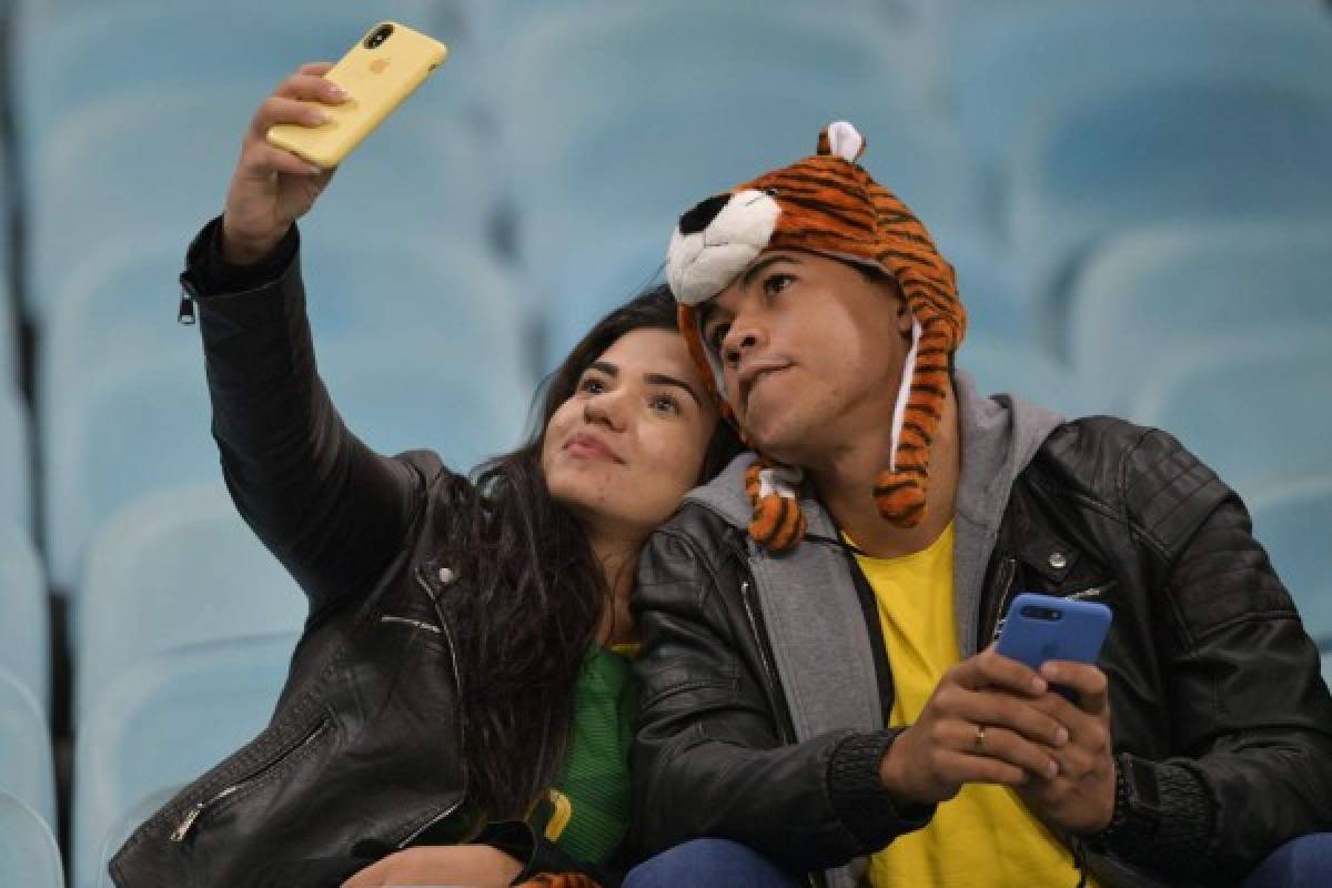 NO SE VIO EN TV: El sufrimiento de Neymar en el estadio, la misteriosa brasileña y el problema del árbitro