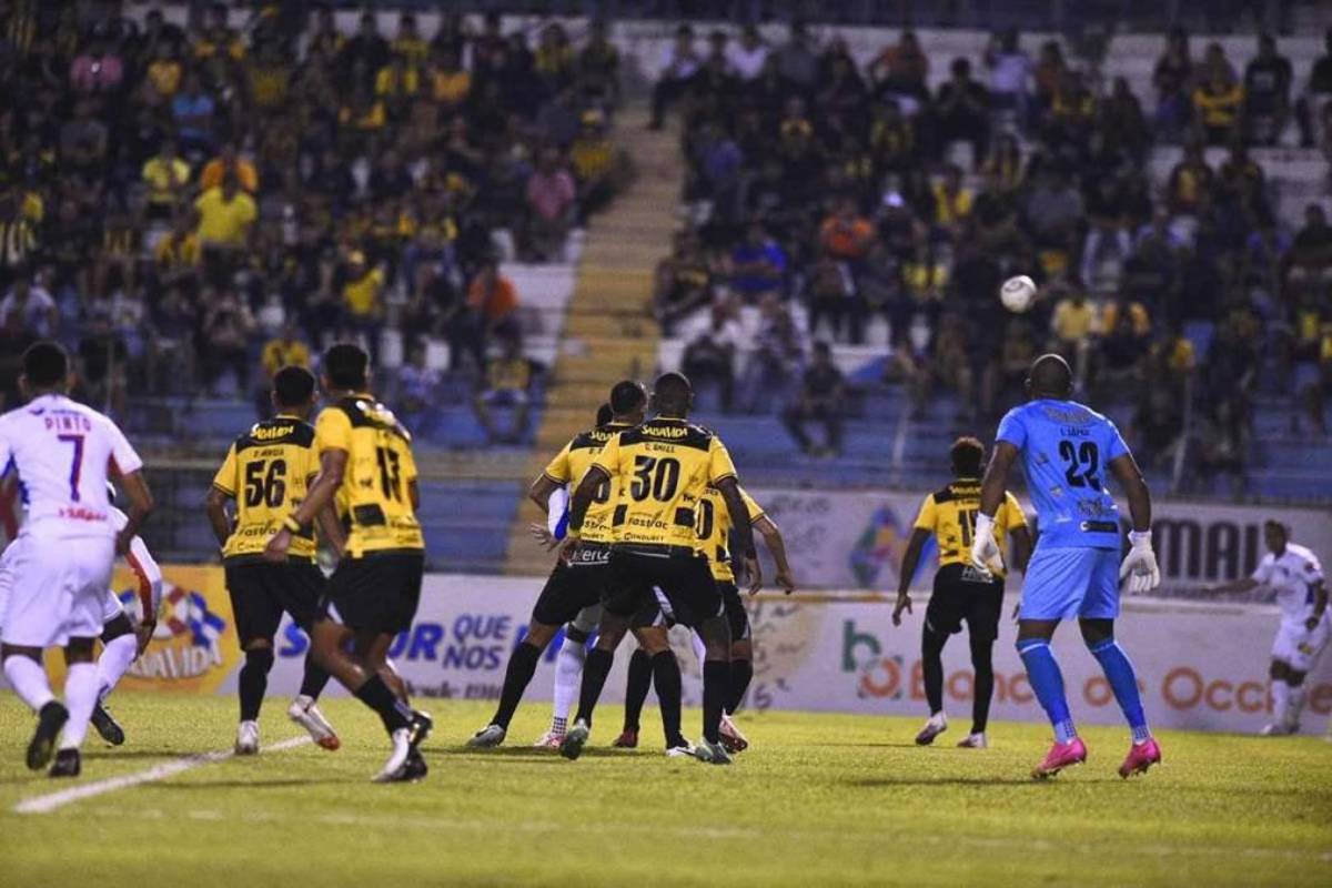 NO SE VIO EN TV: Feo gesto de Moya a Troglio, la modelo que reapareció y lo insólito que pasó en el Real España - Olimpia