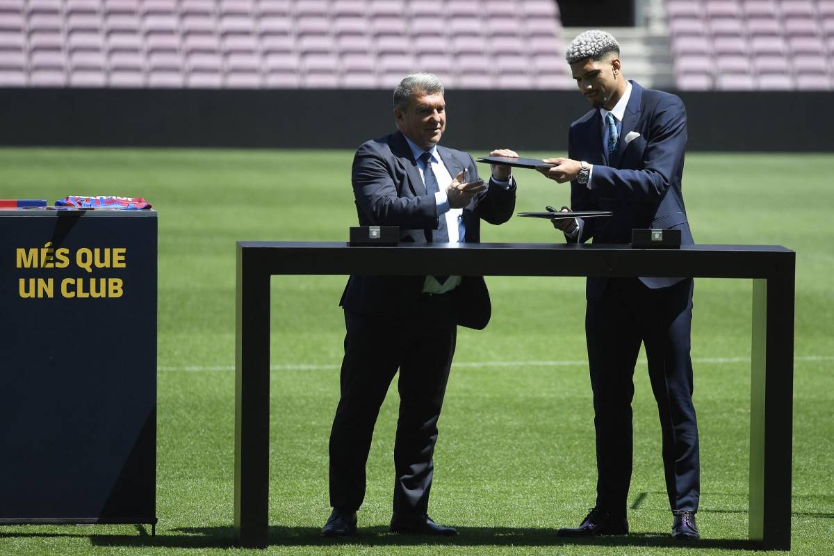 Ronald Araújo rompe a llorar en su extensión de contrato con Barcelona, imponente cláusula y Laporta anuncia al otro crack que va a renovar