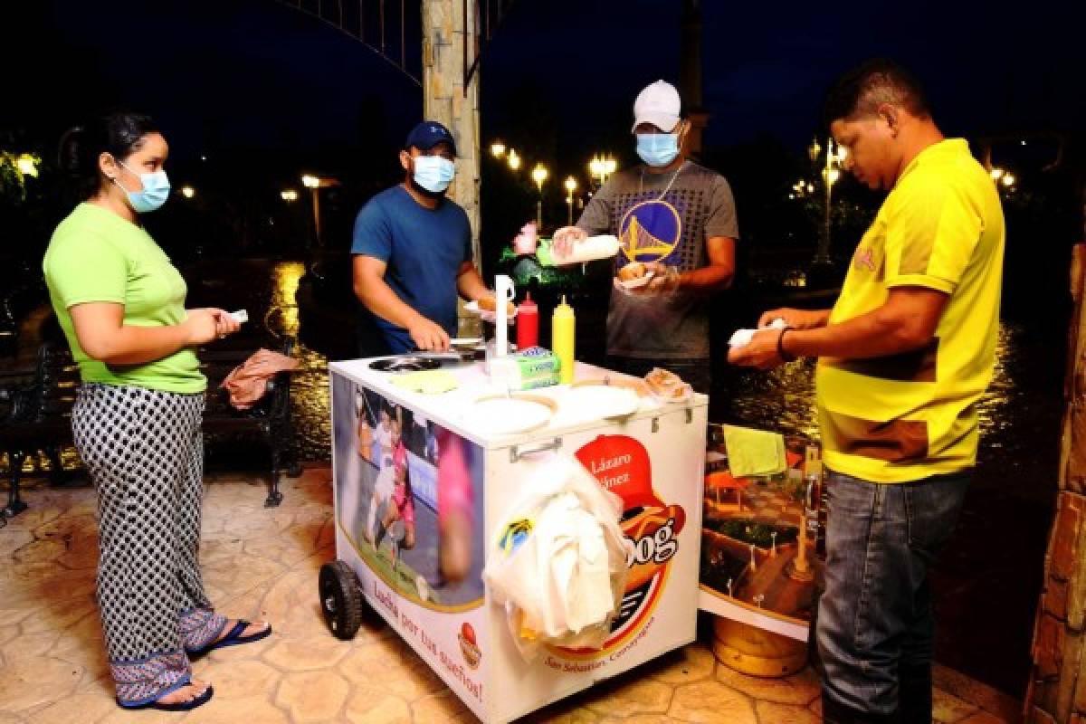 La vida más allá de ser futbolista: Lázaro Yánez y su puesto de venta de Hotdogs en San Sebastián