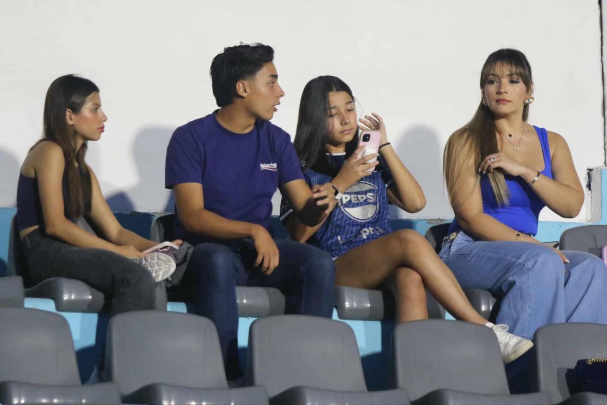¡Bellezas en el Nacional! Aficionada tica roba miradas y catrachas lucen espléndidas en el Motagua vs Alajuelense